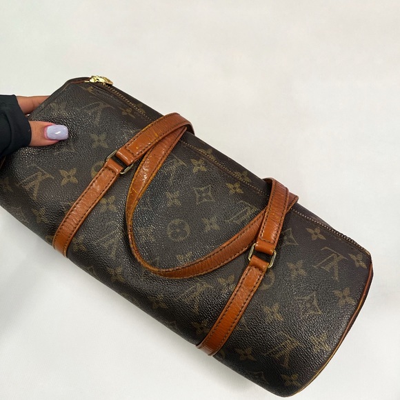 Louis Vuitton Handbags - AUTHENTIC LOUIS VUITTON PURSE.